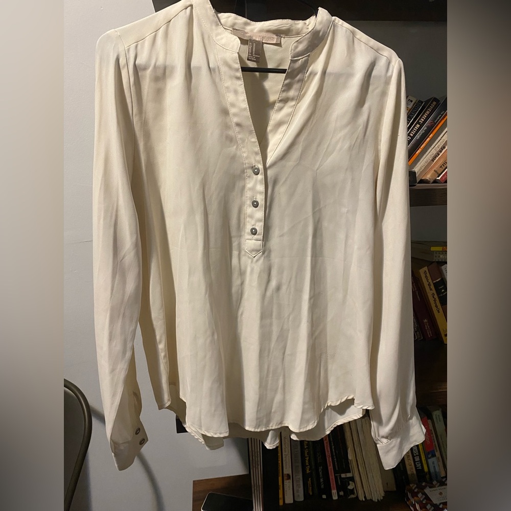 FOREVER 21 Basic Blouse. Creamy Off -White.  Hangs & Feels like Silk. Size M.
